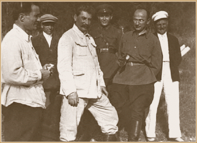 И.В. Сталин и Л.П. Берия на госдаче «Зеленая роща». 1933 г..gif